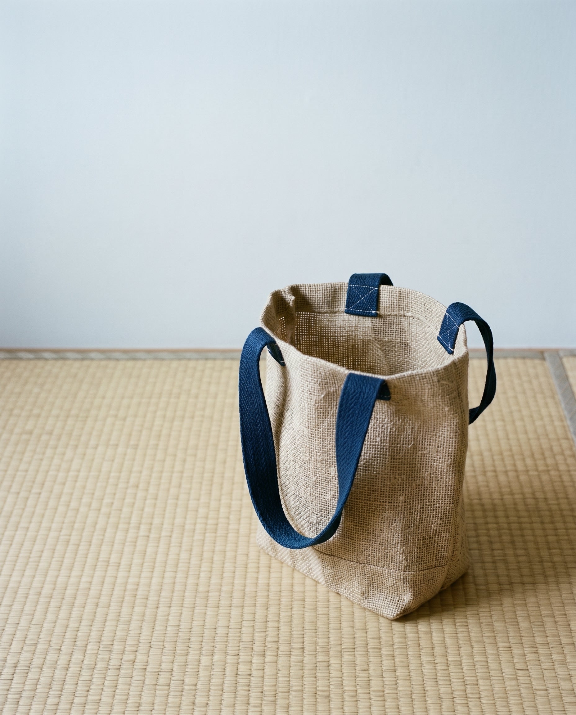 Markttasche Hanf Indigo, Hanfgewebe, indigo-gefärbter Henkel, 40 × 38 × 12 cm, Ansicht 2