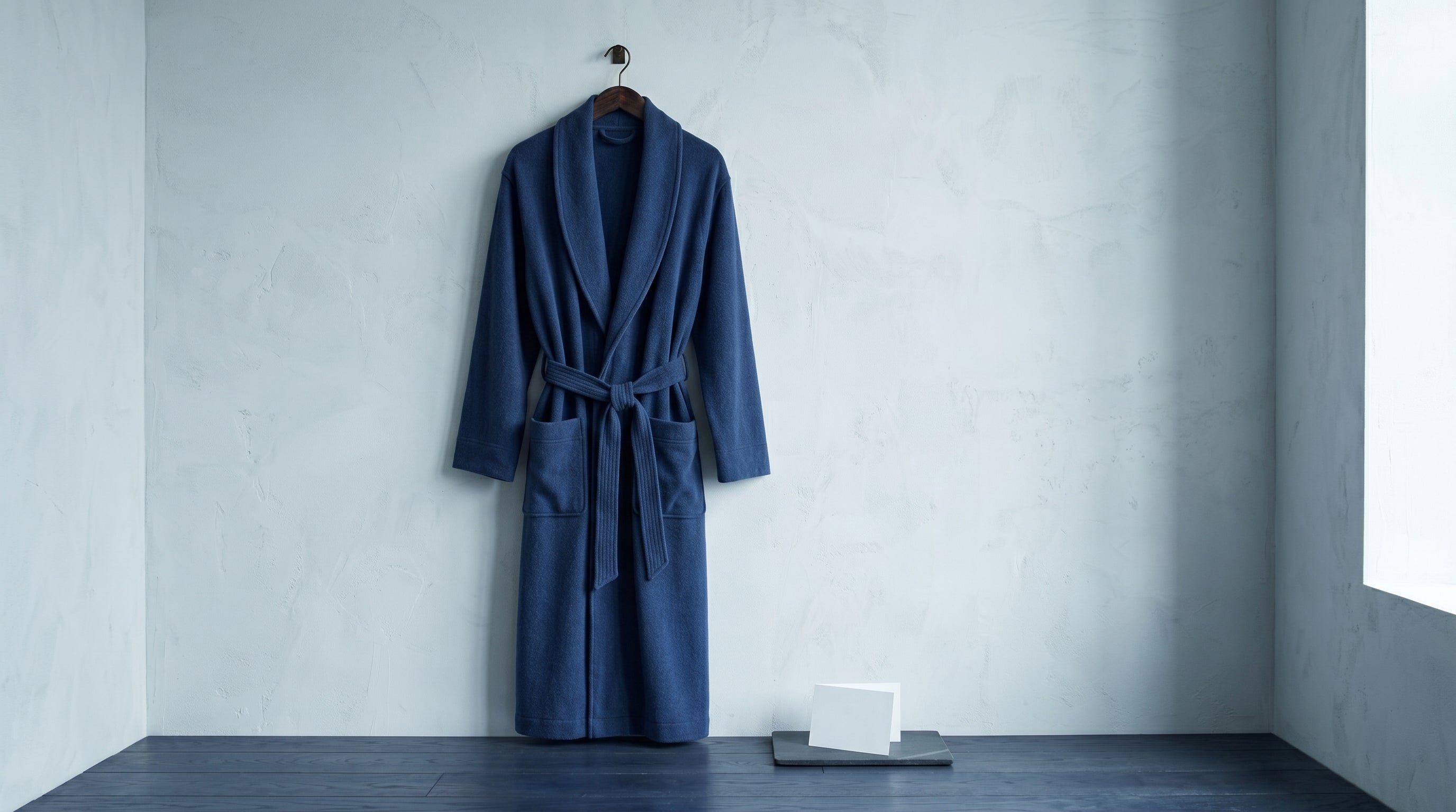 Kaschmir Hotelmantel Stille, Kaschmir-Merino-Mischung, Hotelschnitt, indigo, hero