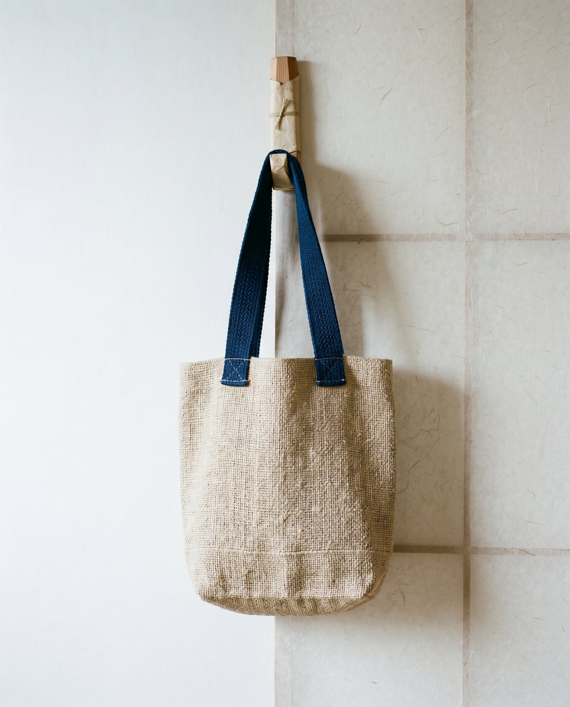 Markttasche Hanf Indigo, Hanfgewebe, indigo-gefärbter Henkel, 40 × 38 × 12 cm, Ansicht 1