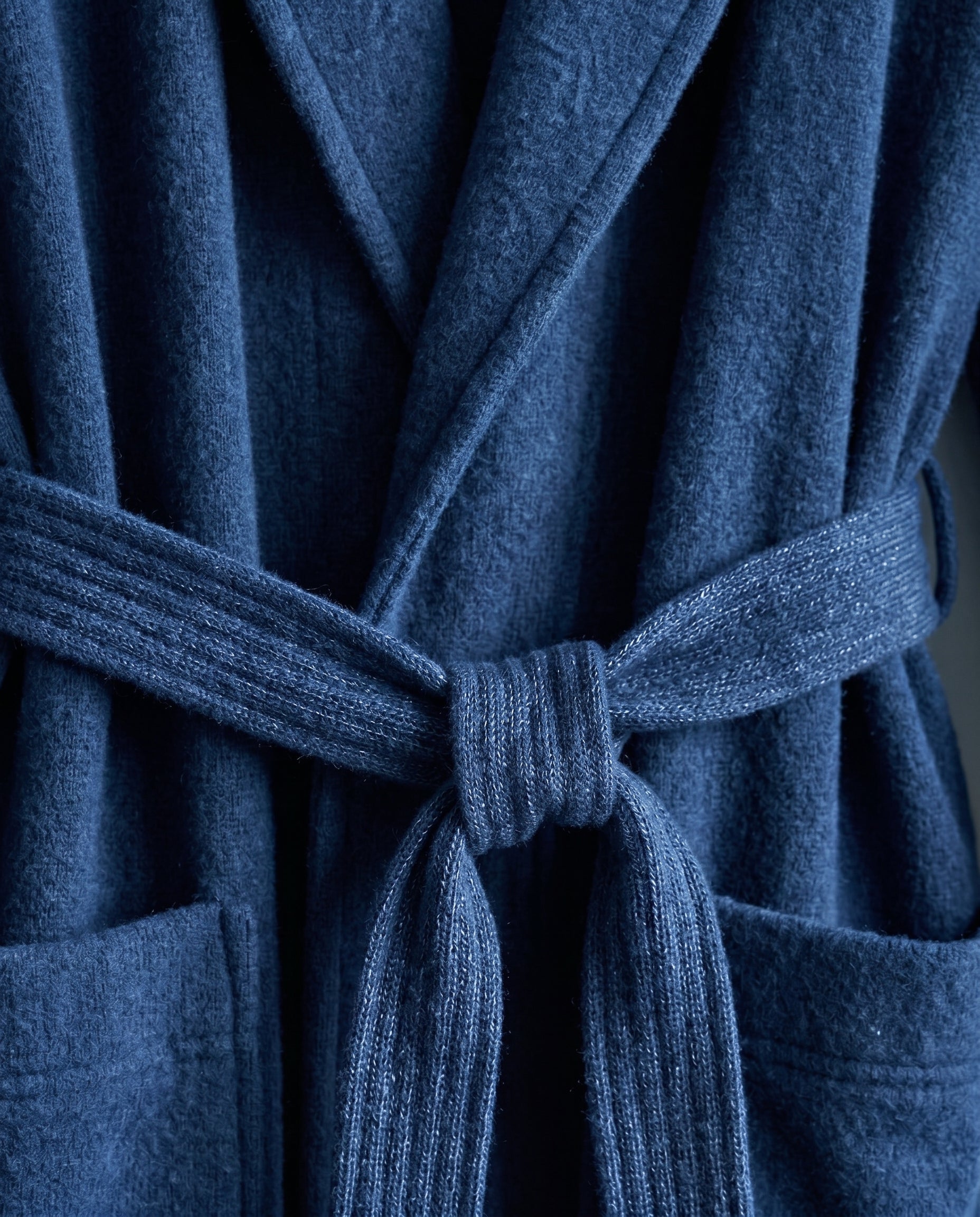Kaschmir Hotelmantel Stille, Kaschmir-Merino-Mischung, Hotelschnitt, indigo, feature_lapel