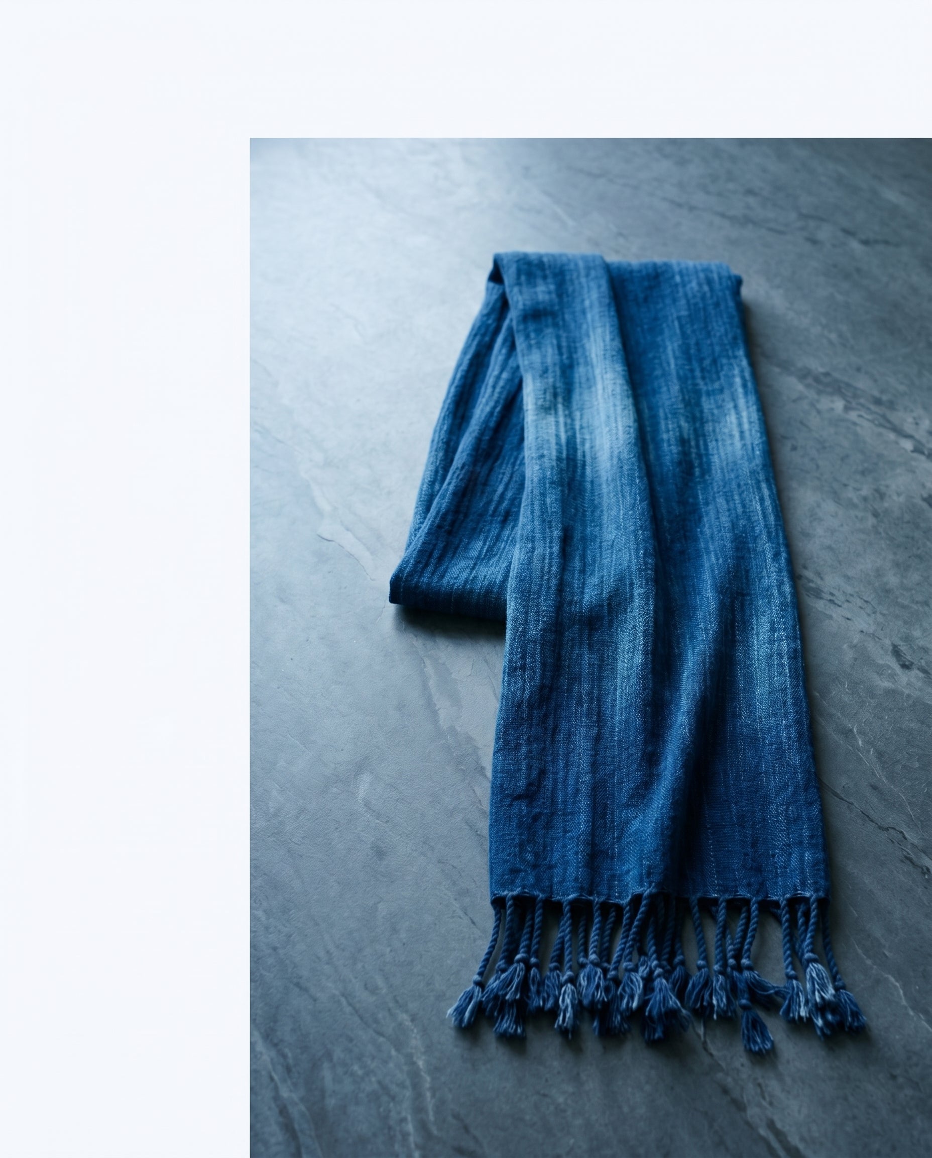 Indigo-Schal Lang, Merinowolle, von Hand indigo-gefärbt, 240 × 30 cm, Ansicht 2